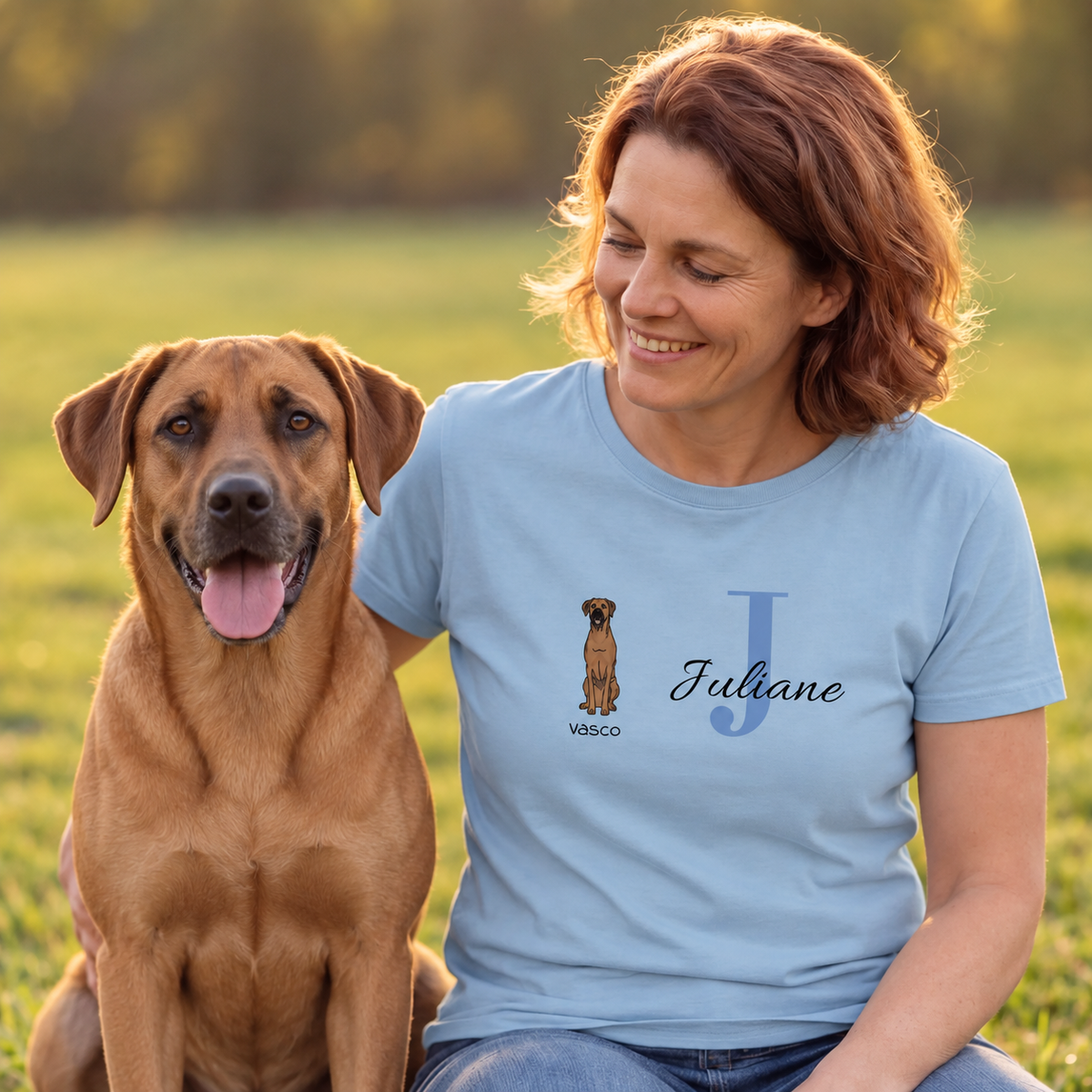 Camiseta azul claro de mujer con impresión personalizada, inicial "J" y foto de perro.