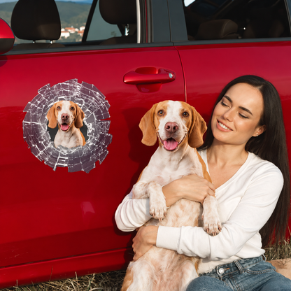 Pegatina de coche personalizada con foto de perro y diseño de cristal roto en la puerta de un coche rojo.