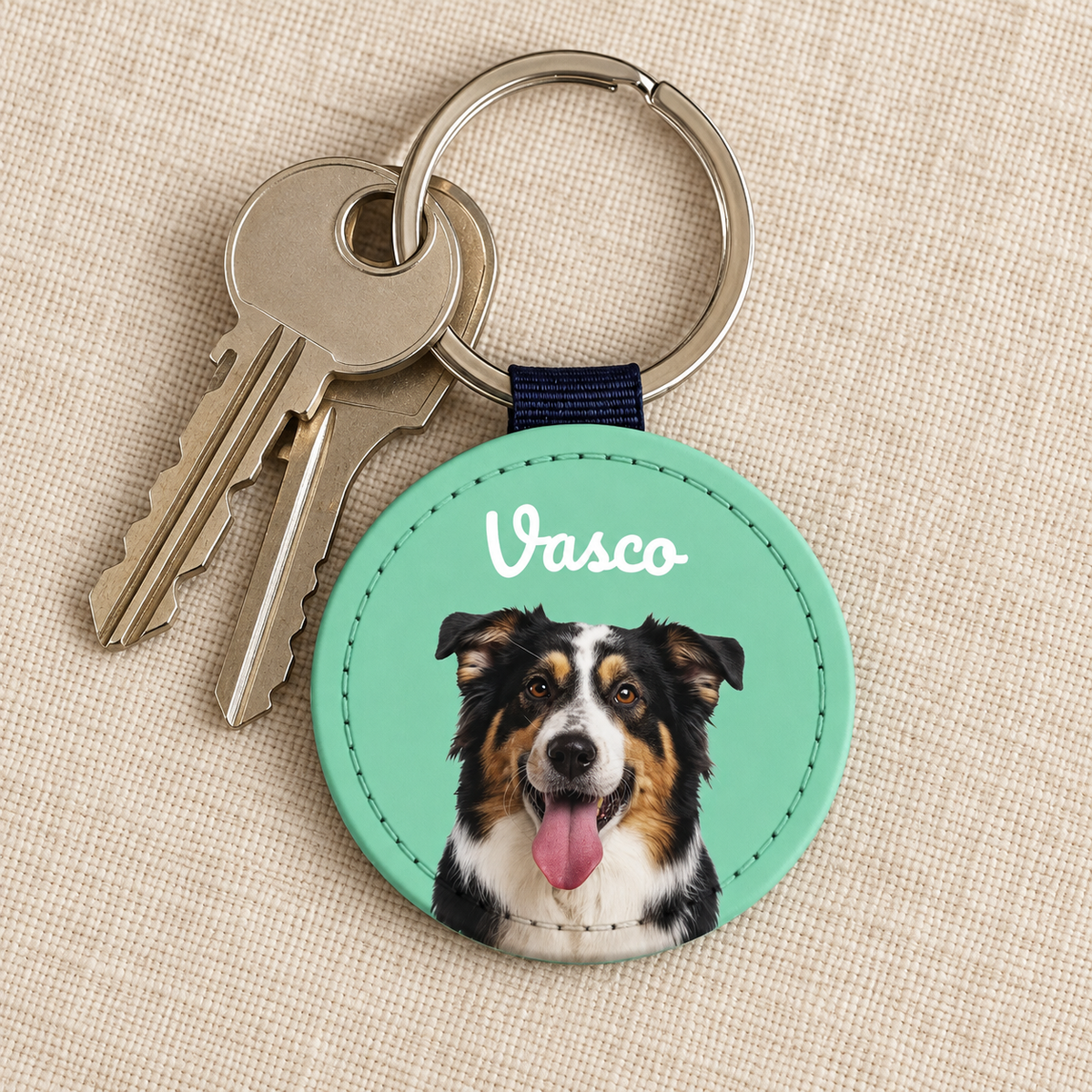 Llavero personalizado con retrato de perro y fondo verde menta. Llavero con dos llaves.