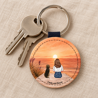 Llavero personalizado con una persona y un perro al atardecer. Círculo de madera grabado.