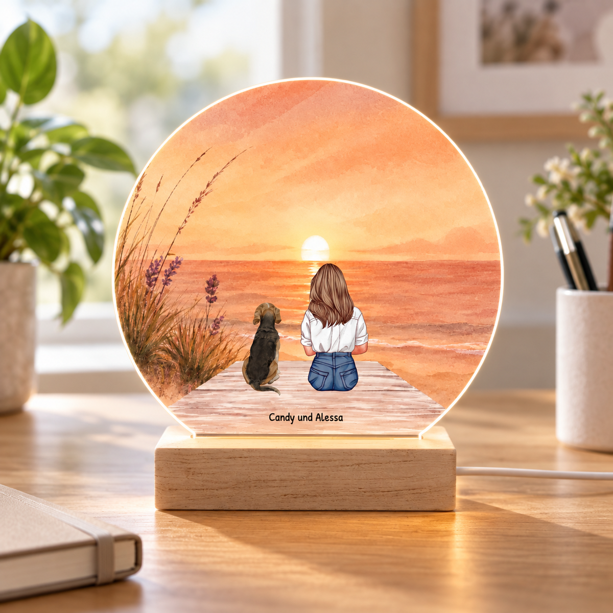 Lámpara de noche LED personalizable con ilustración de una niña y un perro al atardecer. Base de madera.