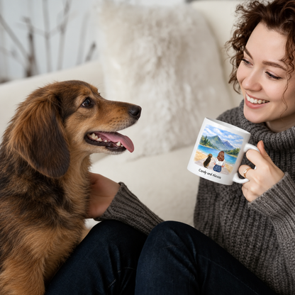 Persona con taza personalizada sentada en el suelo junto a un perro, decoración acogedora al fondo.