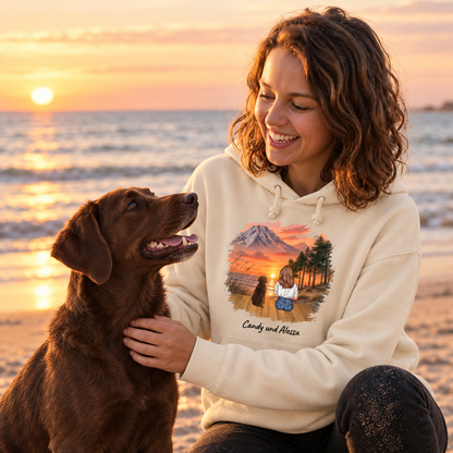 Sudadera con capucha beige con motivo animal, con perro en la playa al atardecer.