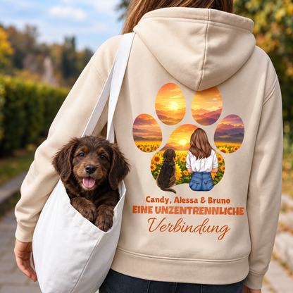 Sudadera con capucha beige con diseño de huella, una mujer con perros en un paisaje de girasoles. Personalizable.