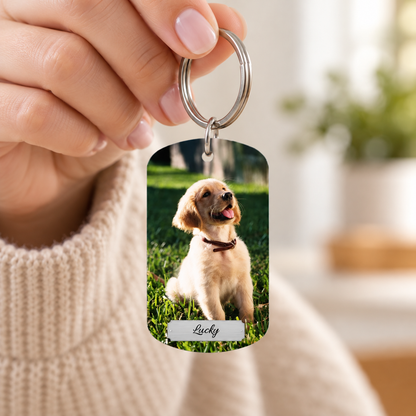 Llavero personalizado con foto de un perro y el nombre "Lucky". Anilla metálica y placa de plástico.