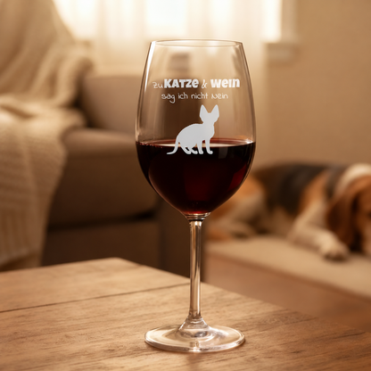 Copa de vino personalizada con gato y texto, llena de vino tinto.