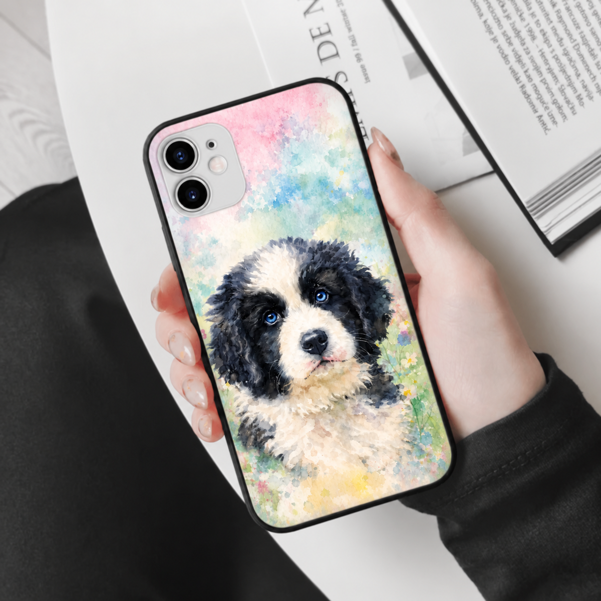 Funda de móvil con motivo de perro en acuarela en colores vivos, de material flexible.
