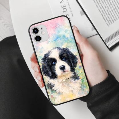 Funda de móvil con motivo de perro en acuarela en colores vivos, de material flexible.