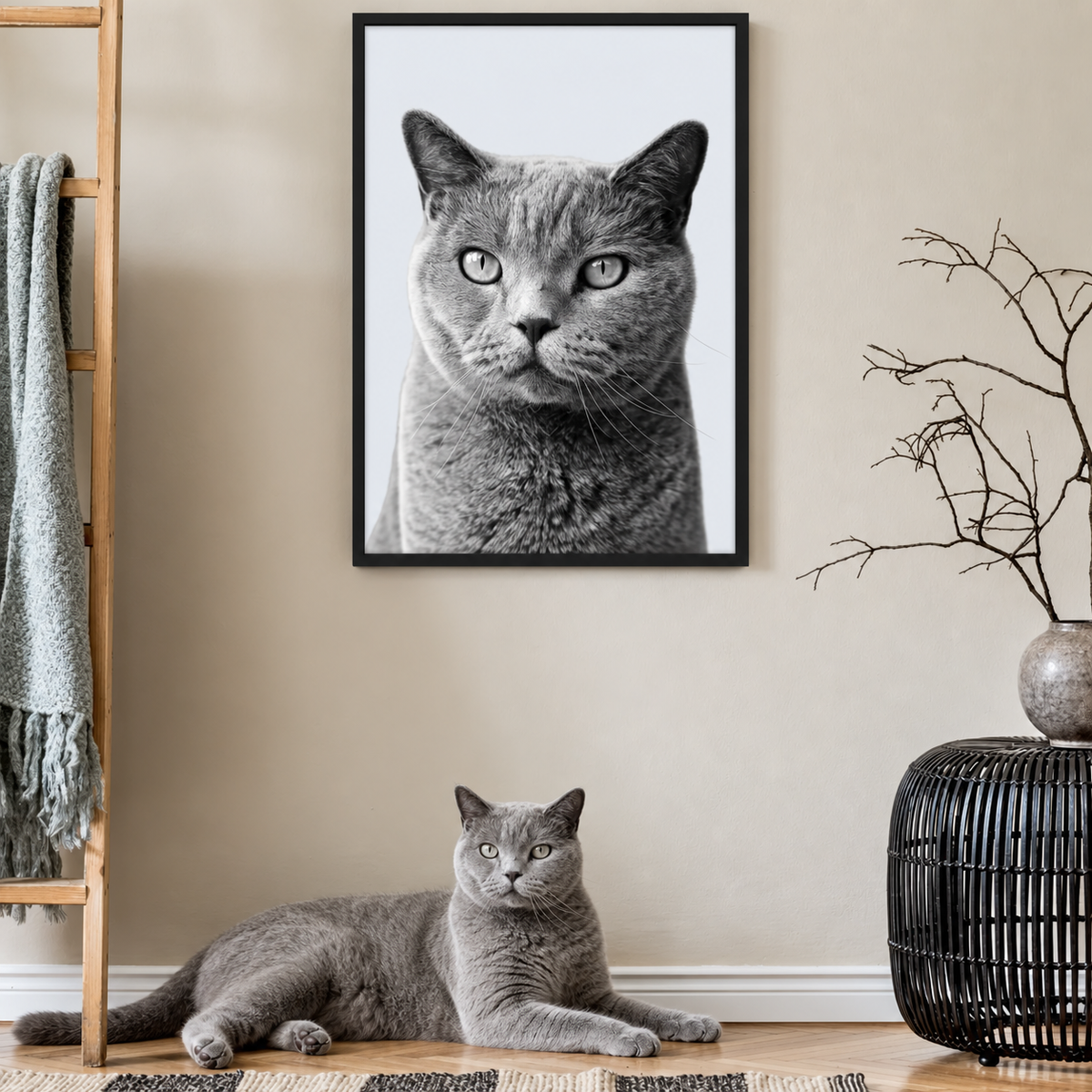 Retrato gris de mascota enmarcado, un gato gris tumbado en el suelo al lado. Interior minimalista.