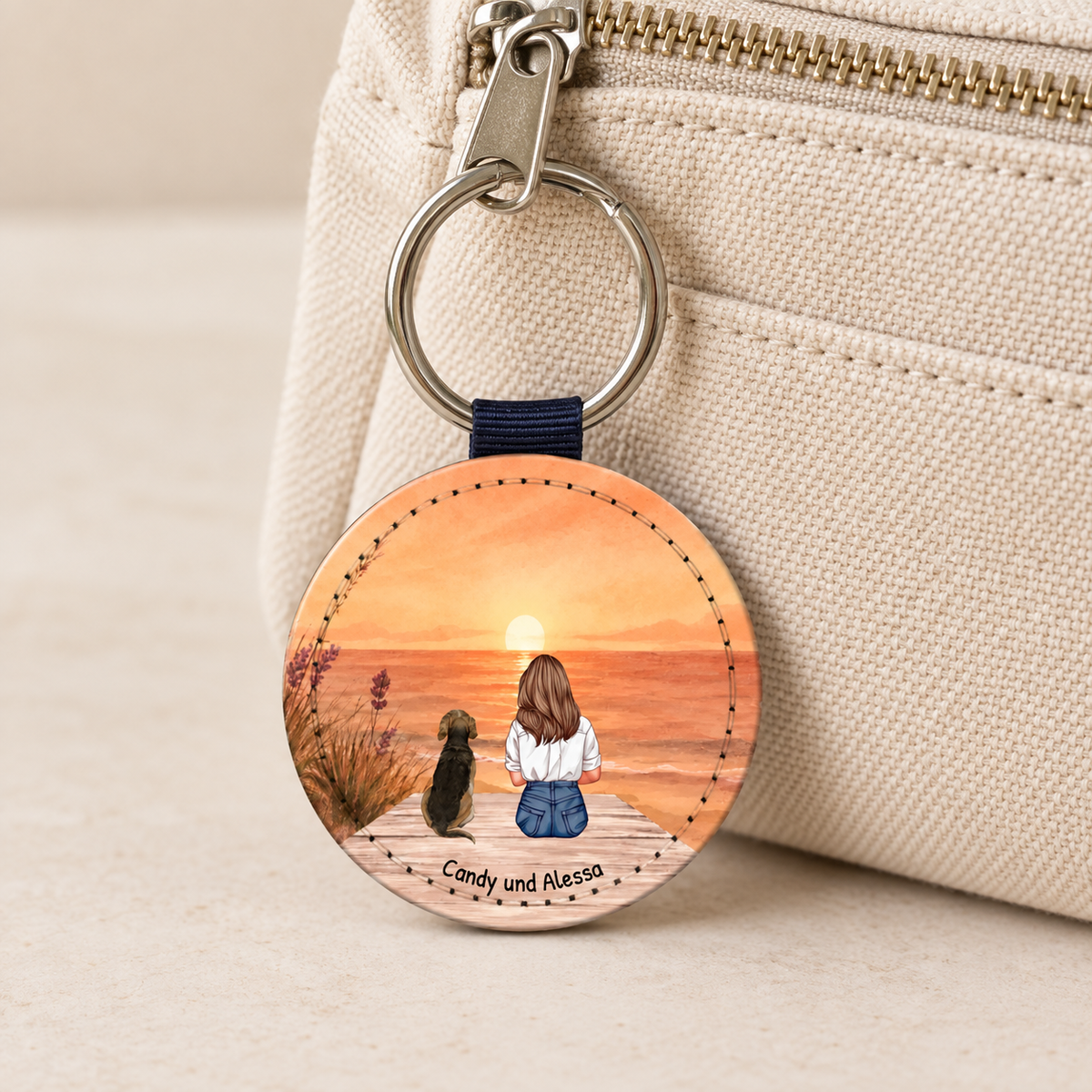 Llavero personalizado con ilustración de una mujer y un perro al atardecer.