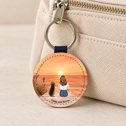 Llavero personalizado con ilustración de una mujer y un perro al atardecer.