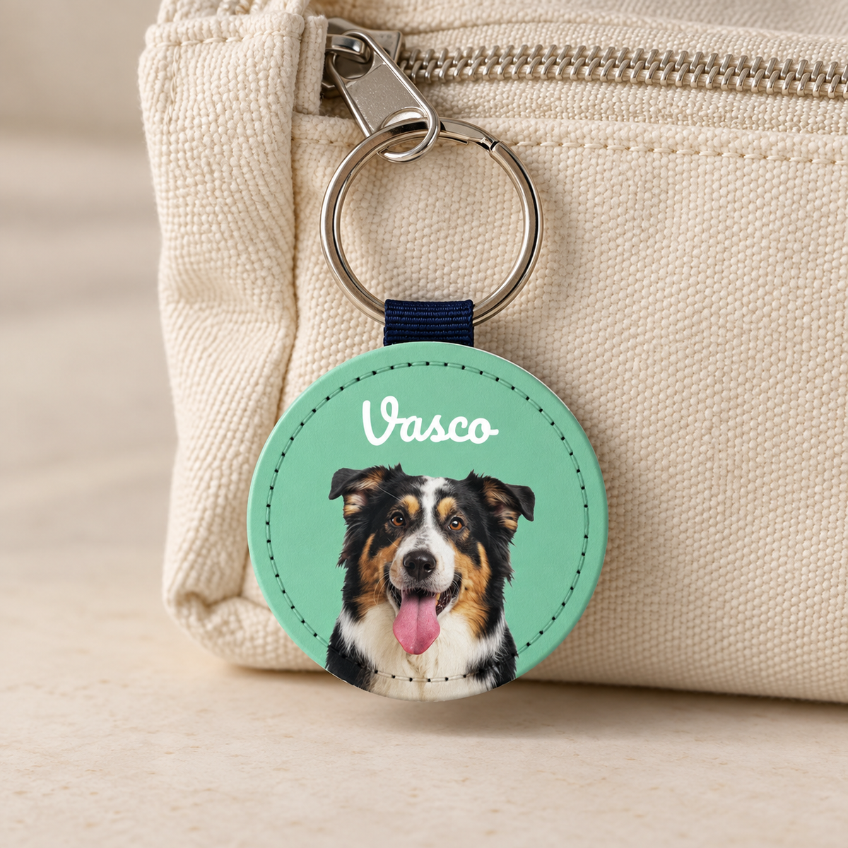 Llavero personalizado con retrato de un perro, colores verde y negro, nombre adicional "Vasco".