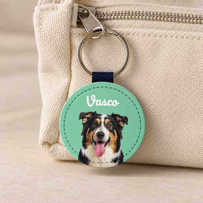 Llavero personalizado con retrato de un perro, colores verde y negro, nombre adicional "Vasco".