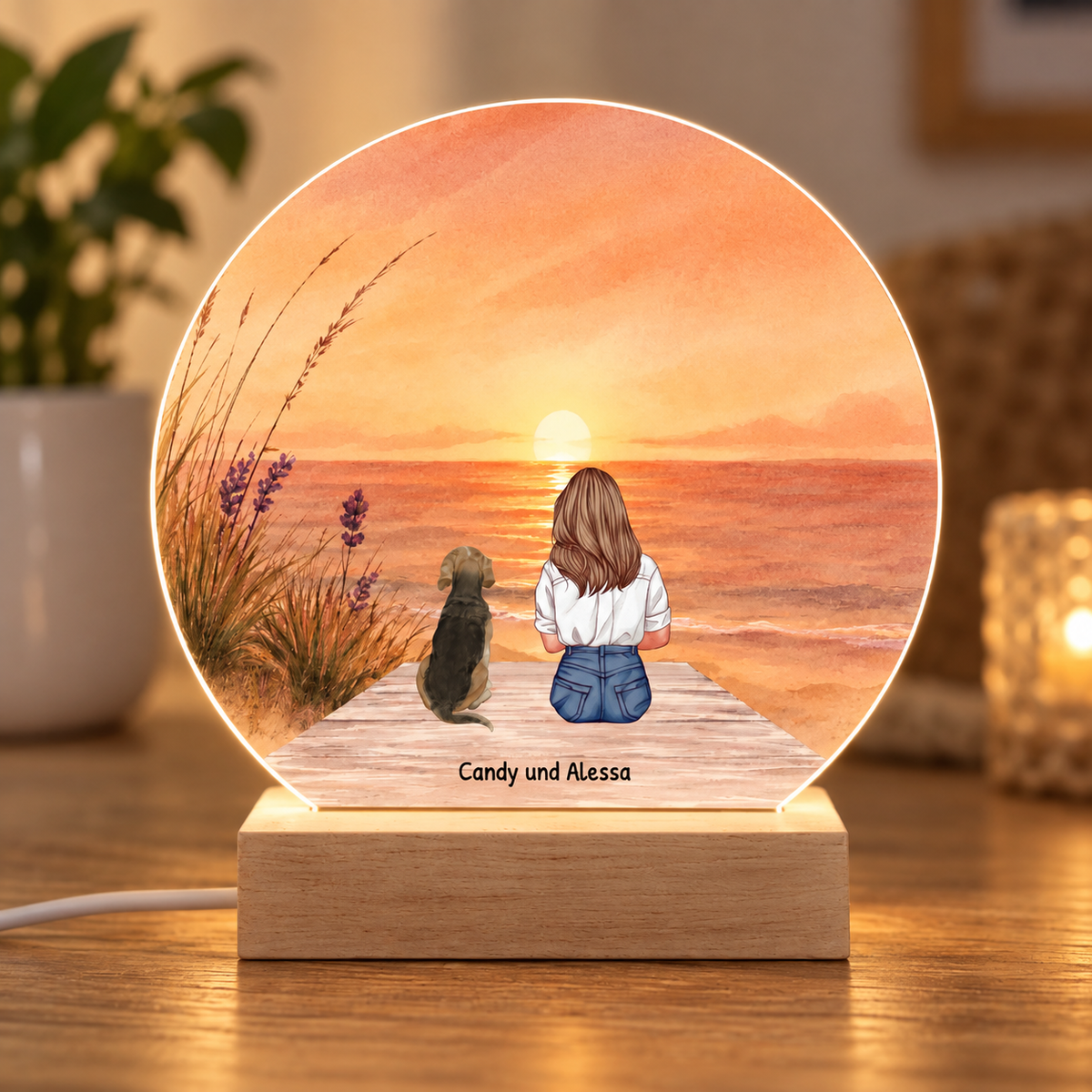 Lámpara de noche LED personalizada con ilustración de una niña y un perro en la playa al atardecer. Base de madera.