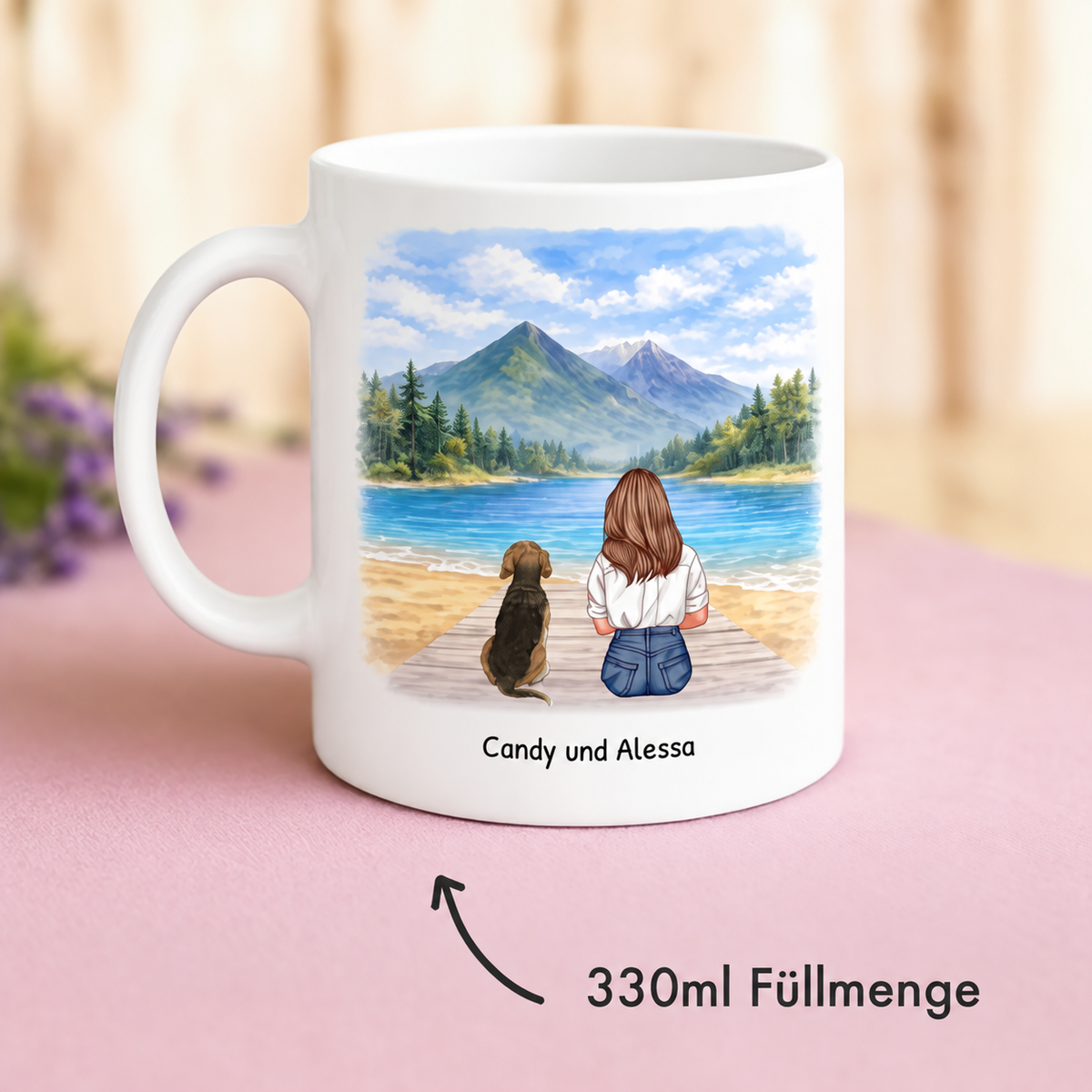 Taza de cerámica personalizada con ilustración de una mujer y su perro junto al agua, capacidad 330 ml.