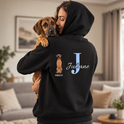 Sudadera con capucha negra con inicial personalizada y motivo de perro en la espalda.