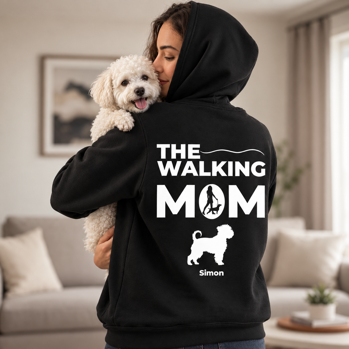 Sudadera con capucha negra con el texto "THE WALKING MOM", un gráfico de una mujer con un perro y el nombre "Simon".