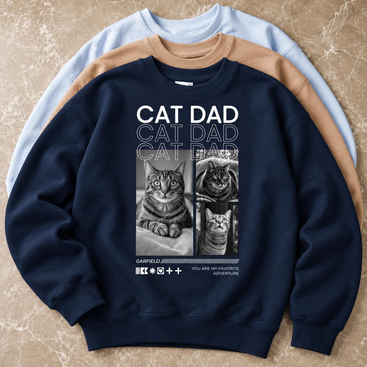 Sudadera azul oscuro con motivos de gatos y el texto "Cat Dad" delante.