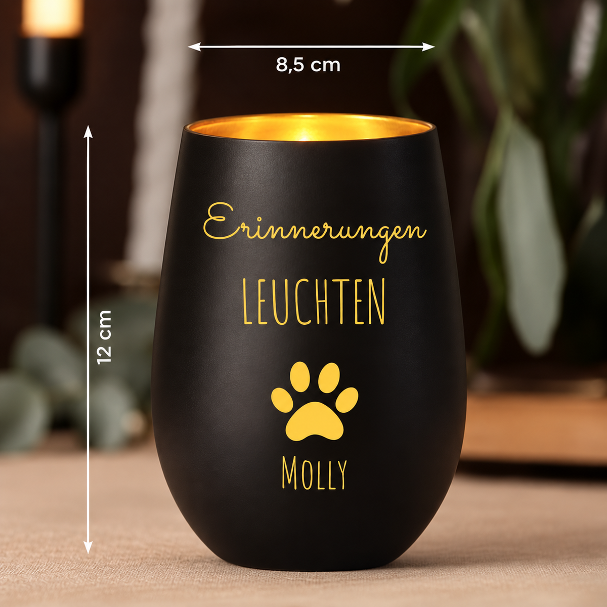 Luz conmemorativa negra con el texto dorado "Erinnerungen leuchten" y el nombre Molly. Medidas: 12 cm de alto, 8,5 cm de ancho.