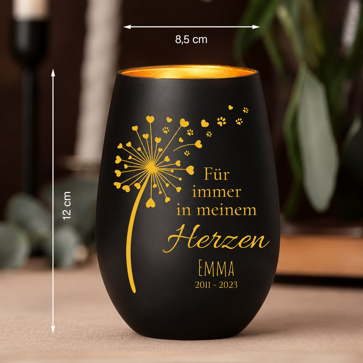 Luz conmemorativa negro mate personalizada con letras doradas y corazones. Medidas: 12 cm de alto, 8,5 cm de diámetro.
