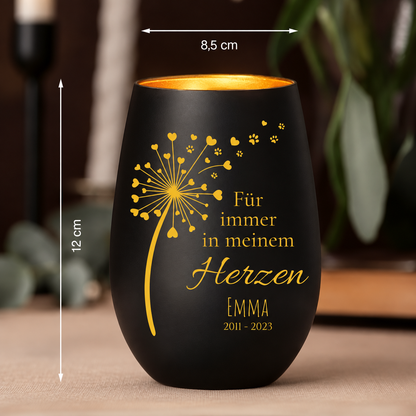 Luz conmemorativa negro mate personalizada con letras doradas y corazones. Medidas: 12 cm de alto, 8,5 cm de diámetro.