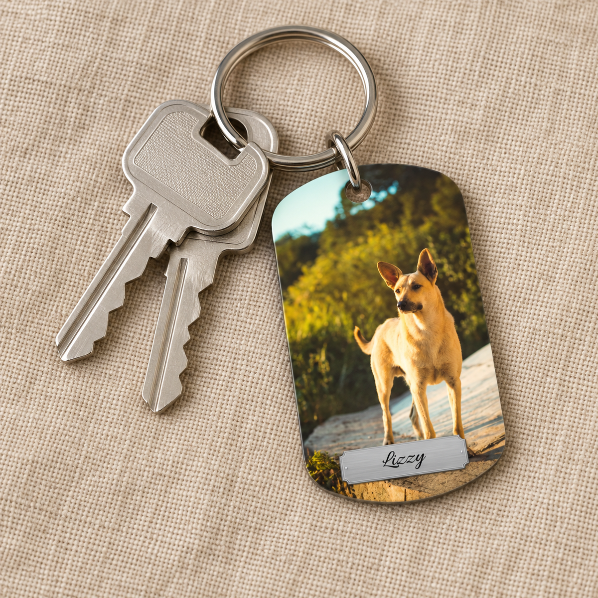 Llavero personalizado con foto de un perro y nombre grabado, con dos llaves.