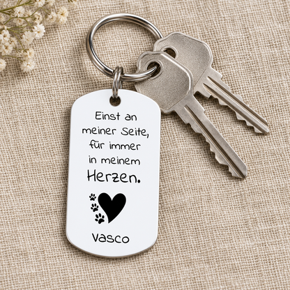 Llavero de metal personalizado con superficie blanca y letras negras.