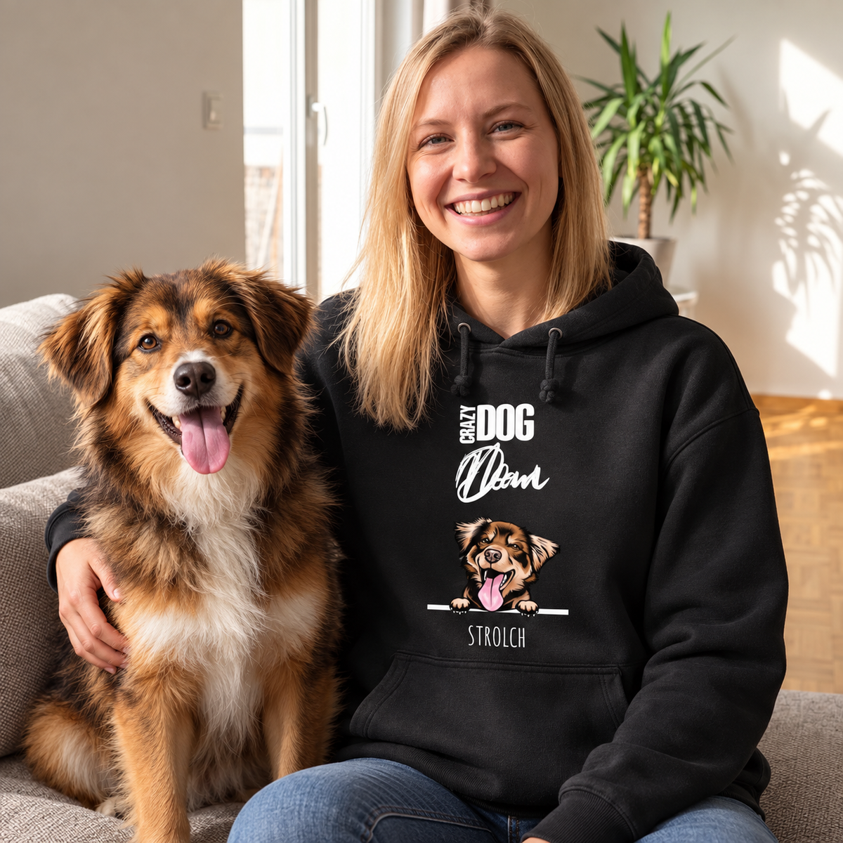 Sudadera con capucha negra con el texto "Crazy Dog Mom" e ilustración de perro, llevada por una mujer sonriente con un perro.