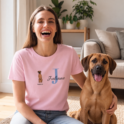 Camiseta rosa con inicial personalizada "J" y motivo de perro a la izquierda.