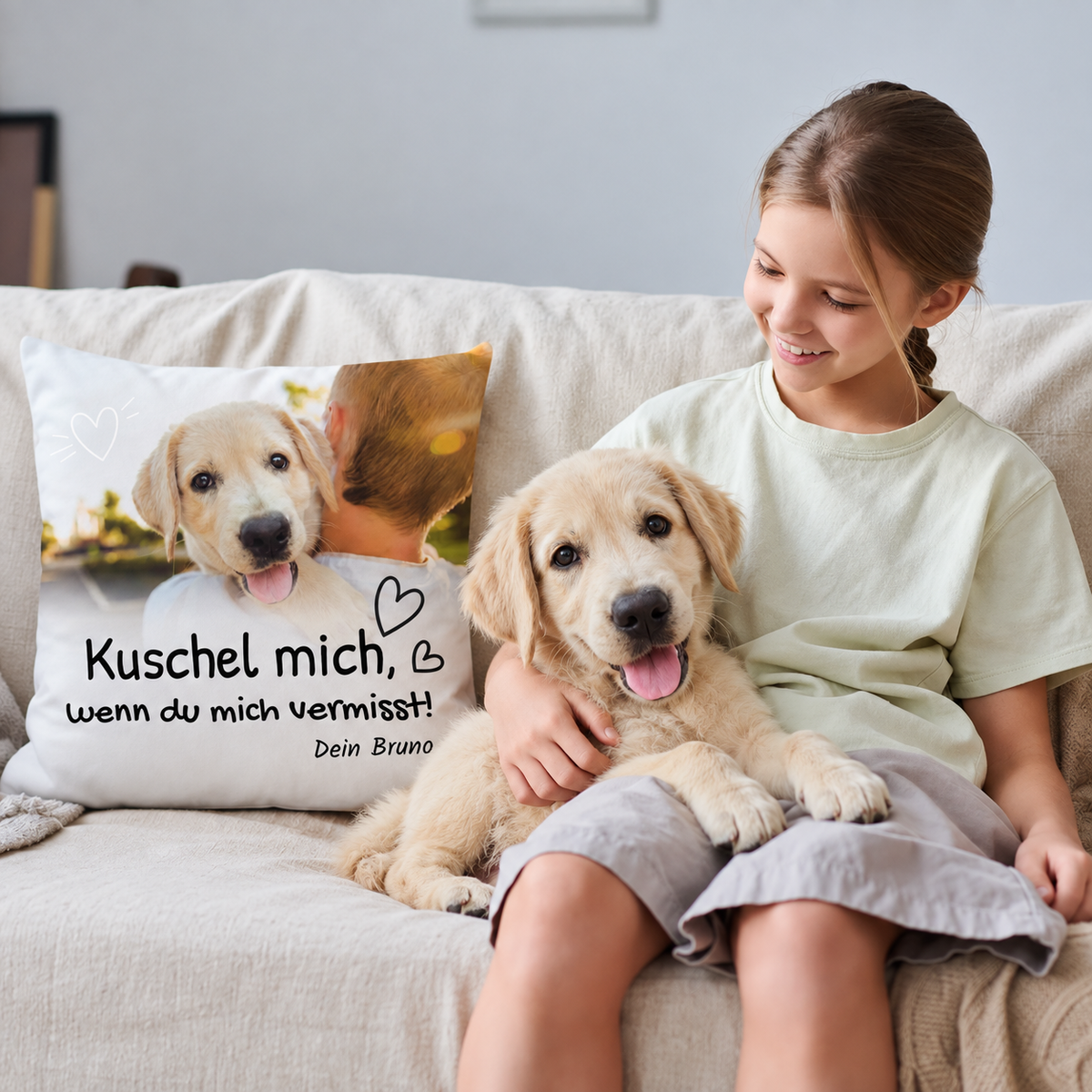 Cojín personalizado con impresión y foto de un perro, en un sofá con una niña.