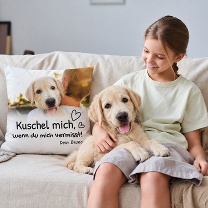 Cojín personalizado con impresión y foto de un perro, en un sofá con una niña.