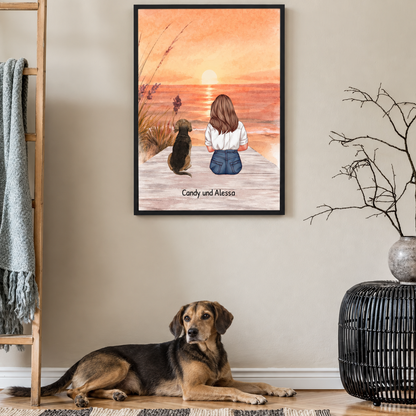 Póster personalizado de una mujer y su perro en la playa al atardecer. Con los nombres Candy y Alessa.