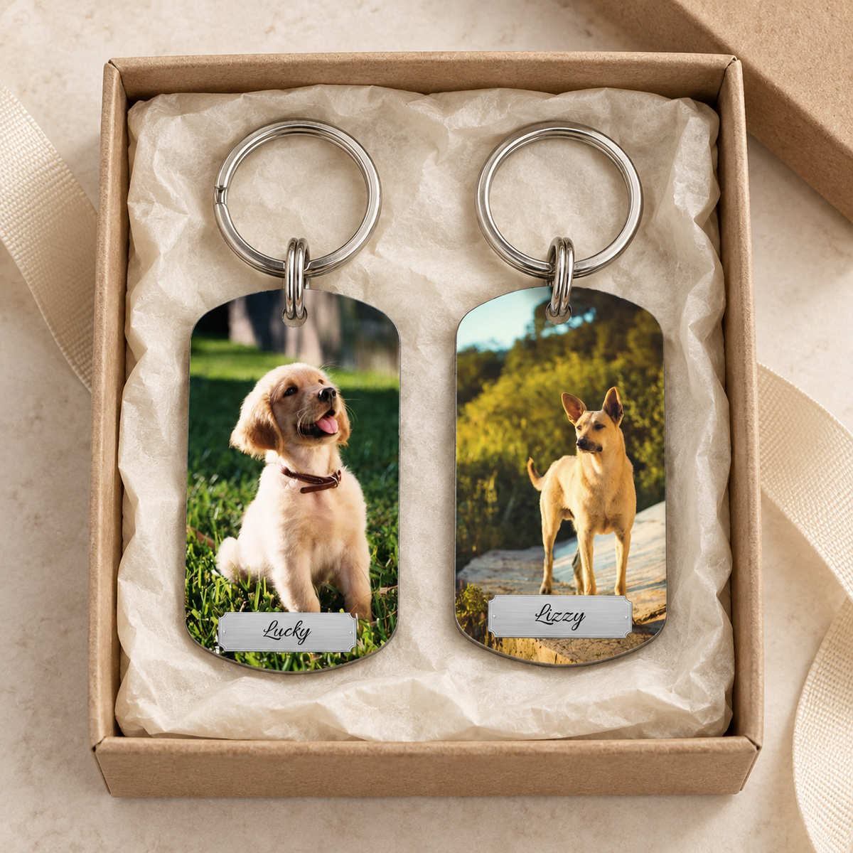 Llavero personalizado con dos fotos de perros en envoltorio de regalo.