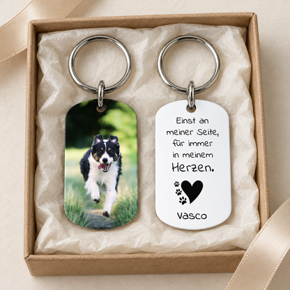 Llavero personalizado con motivo de perro y texto grabado, en una caja de regalo.