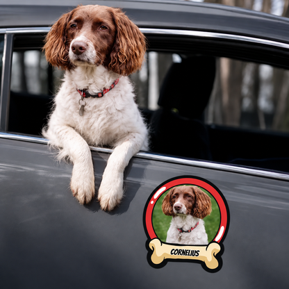 Pegatina de coche personalizada con foto de perro y el nombre "CORNELIUS" en un marco en forma de hueso.