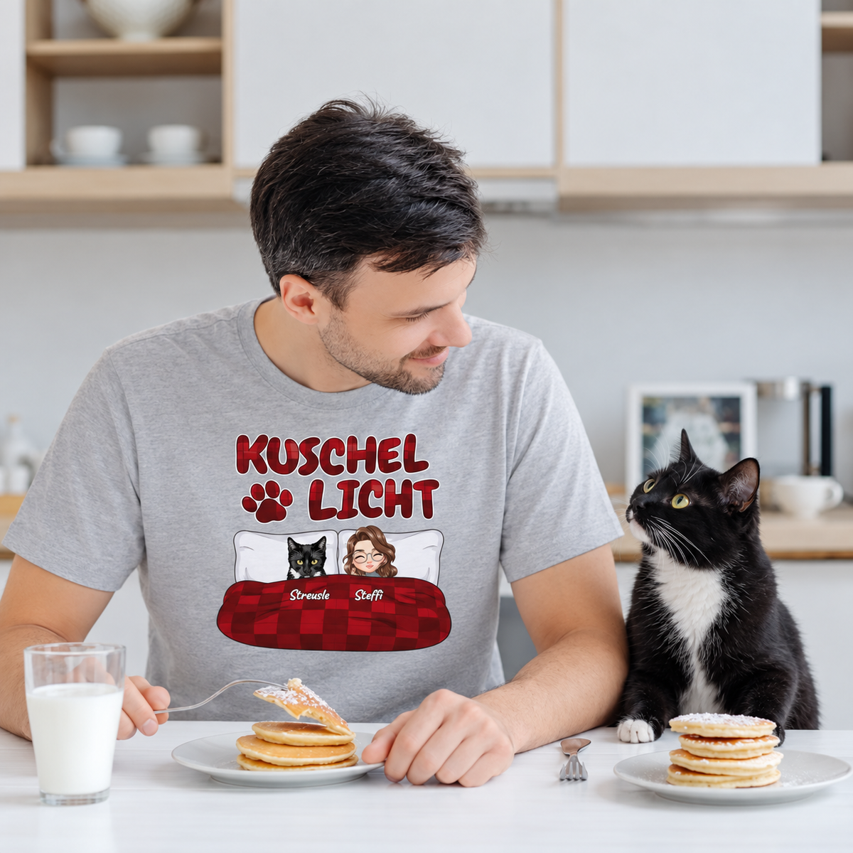 Camiseta gris personalizada con el texto "Kuschel Licht" y un dibujo de un gato y una persona.