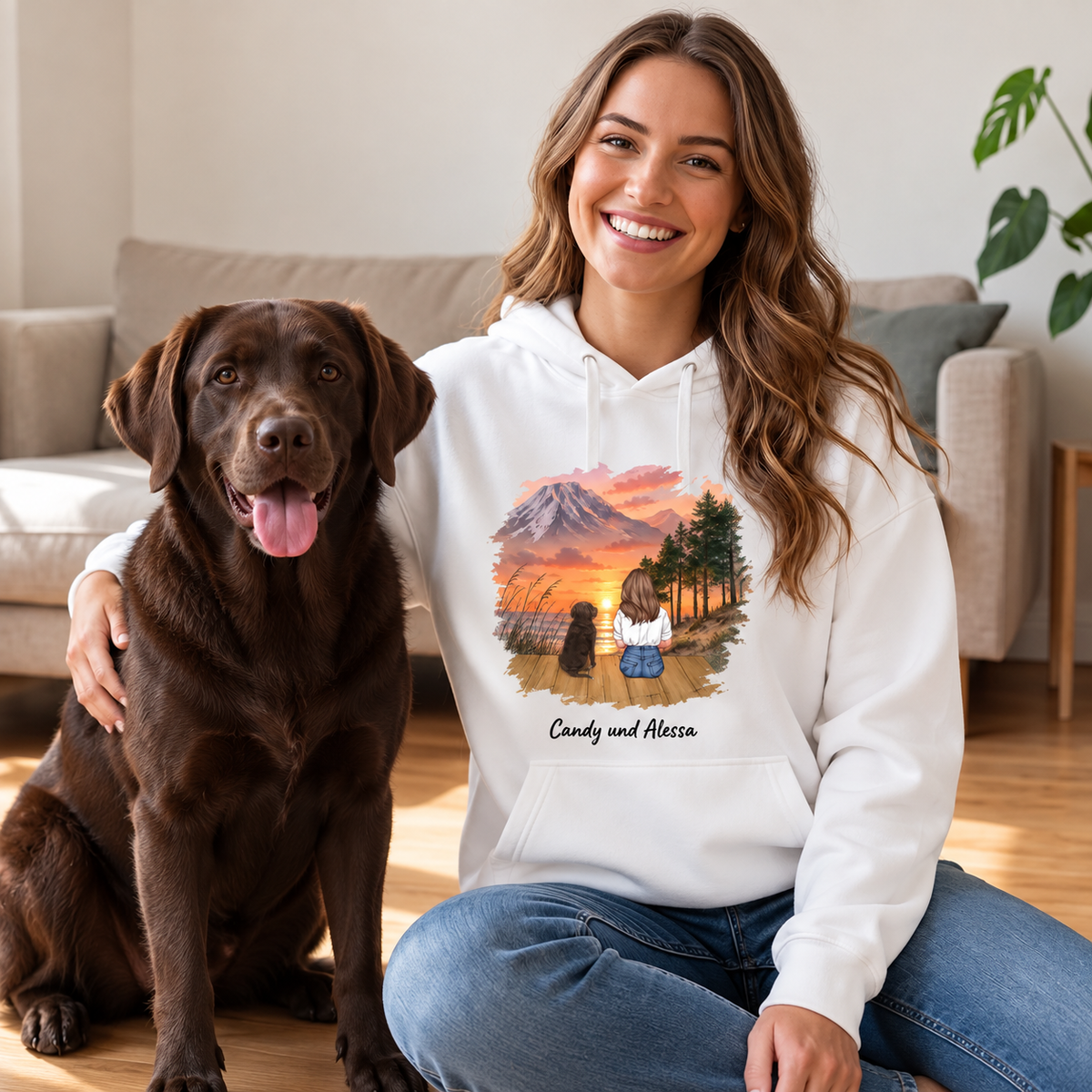 Sudadera con capucha blanca con impresión personalizada, con una niña y un perro junto al agua.