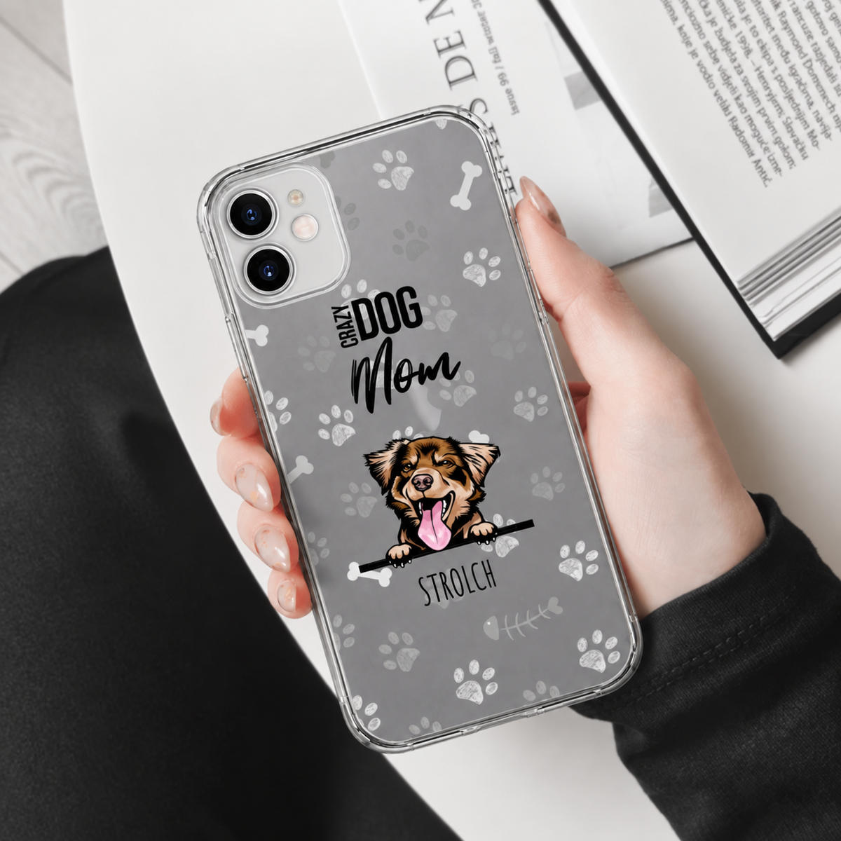 Funda de móvil personalizada con motivo de perro, fondo gris y huellas. Funda protectora flexible para smartphone.