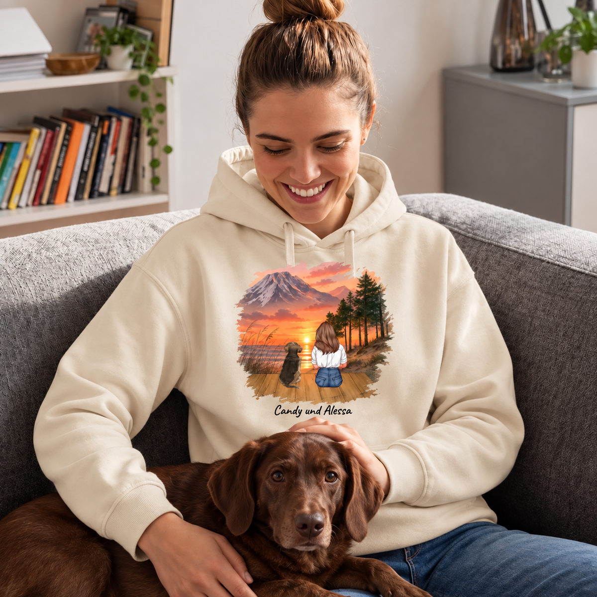 Sudadera con capucha beige con impresión personalizada de una mujer y un perro al atardecer, sentada en un sofá con un perro.