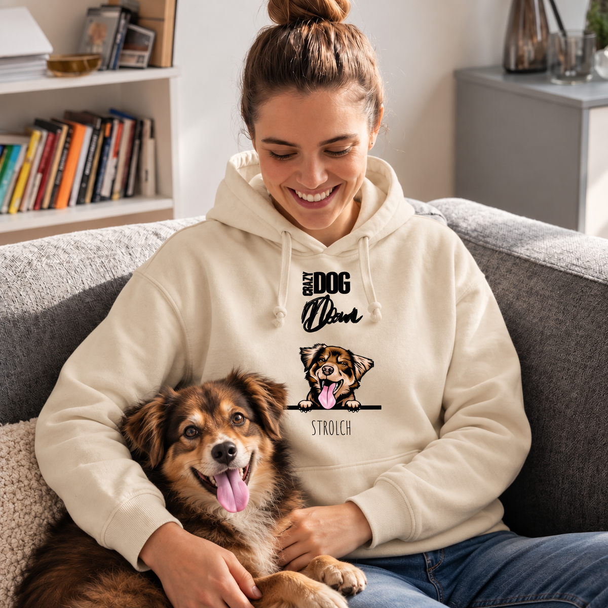 Sudadera con capucha beige con bordado "Crazy Dog Dad" y perro, persona sentada en un sofá con su perro.
