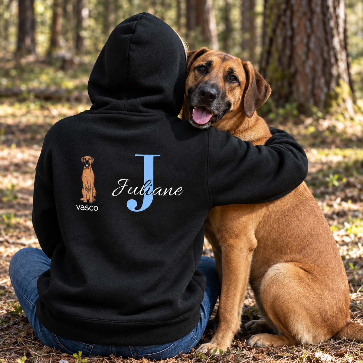 Sudadera con capucha negra con inicial azul "J", foto de perro y el nombre "Vasco" en la espalda.