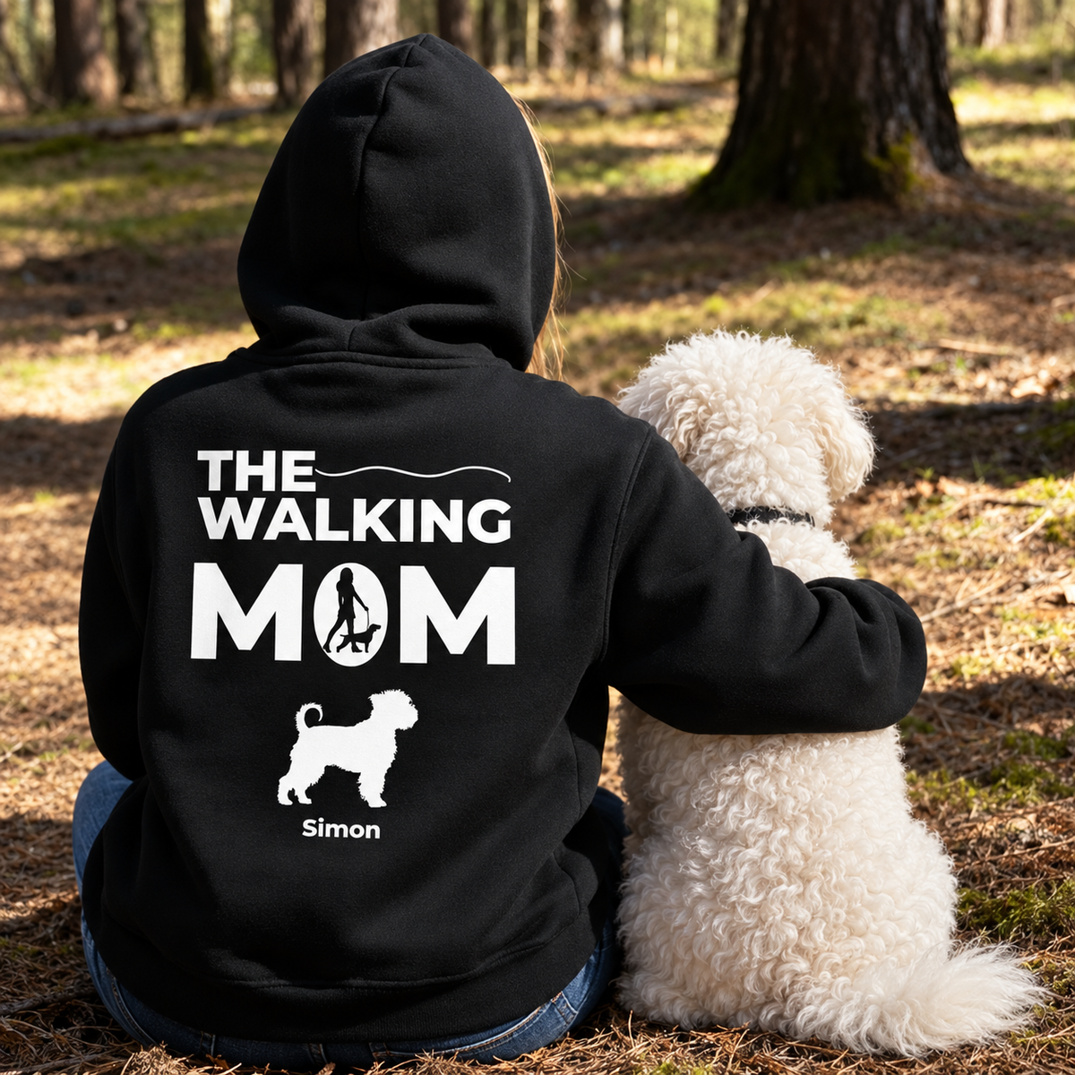 Sudadera con capucha negra con el texto blanco "THE WALKING MOM", personalizada con nombre y motivo de perro.