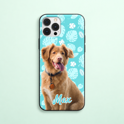 Funda de móvil personalizada con foto de un perro sobre fondo turquesa con estampado.