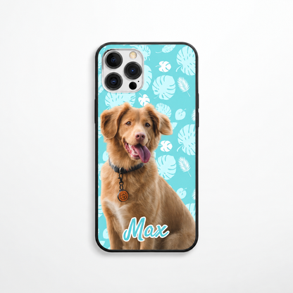 Funda de móvil personalizada con foto de perro y estampado de hojas turquesa. Nombre "Max" en letras blancas.