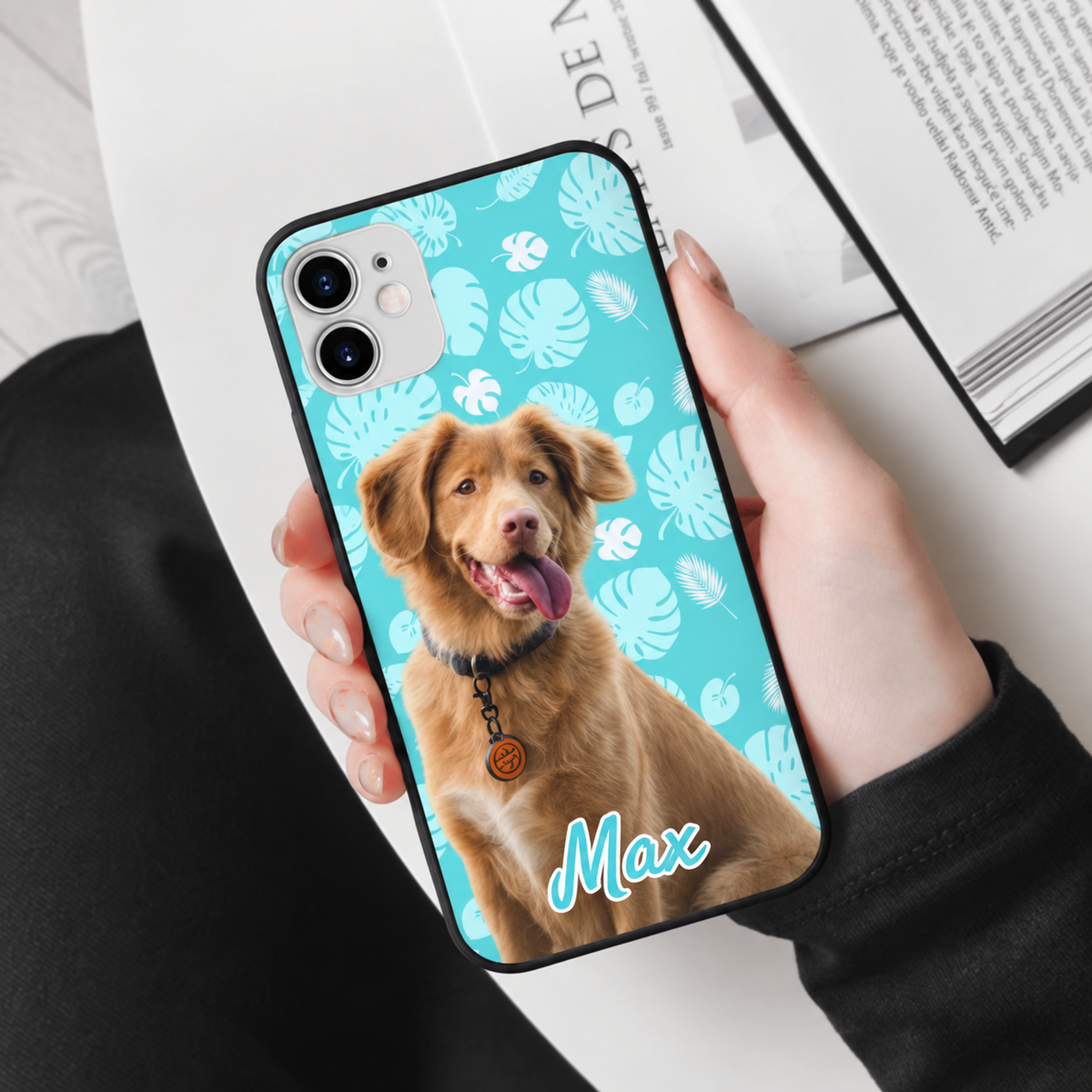 Funda de móvil personalizada con fondo turquesa y foto de perro, nombre Max en letras claras.