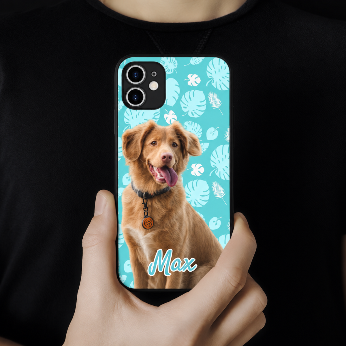 Funda de móvil personalizada con foto de perro y estampado verde menta. Nombre "Max" en letras azules.