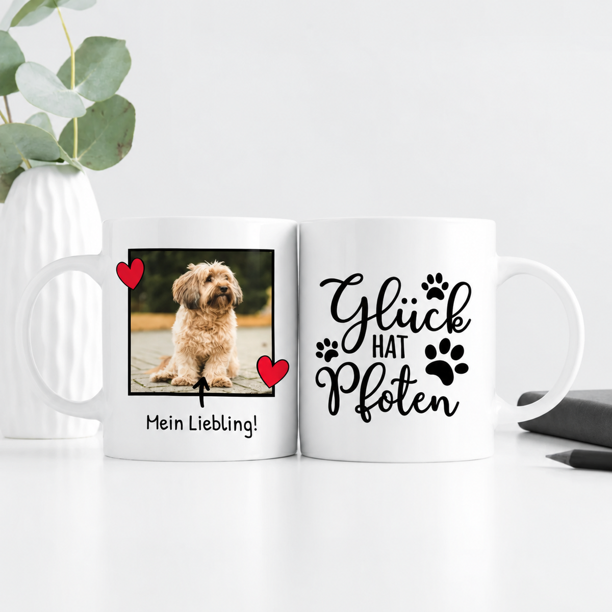 Taza blanca con foto impresa de un perro y el texto "Glück hat Pfoten". Personalizable, aprox. 300 ml.