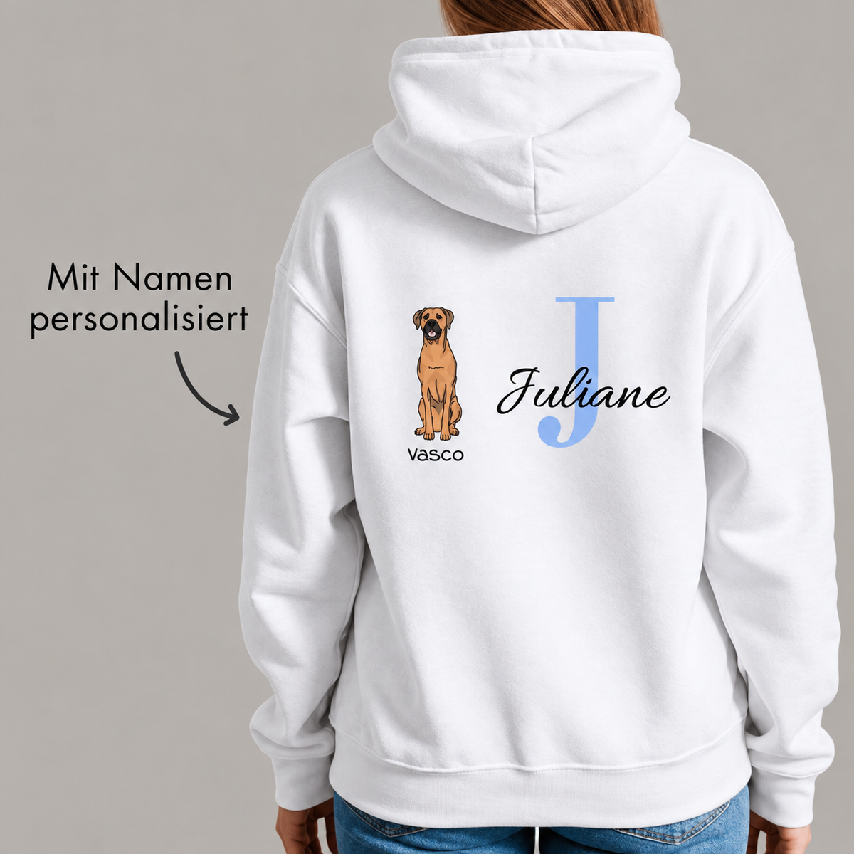 Sudadera con capucha blanca con inicial personalizada y motivo de perro en la espalda.