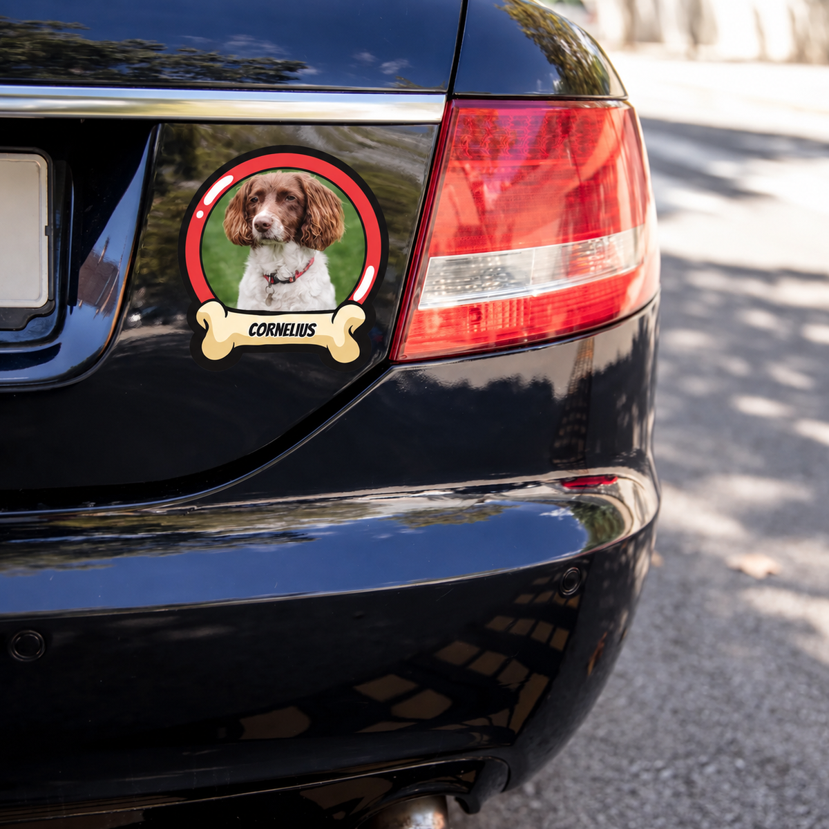 Pegatina de coche personalizada con foto de perro y el nombre "CORNELIUS" en un coche negro.