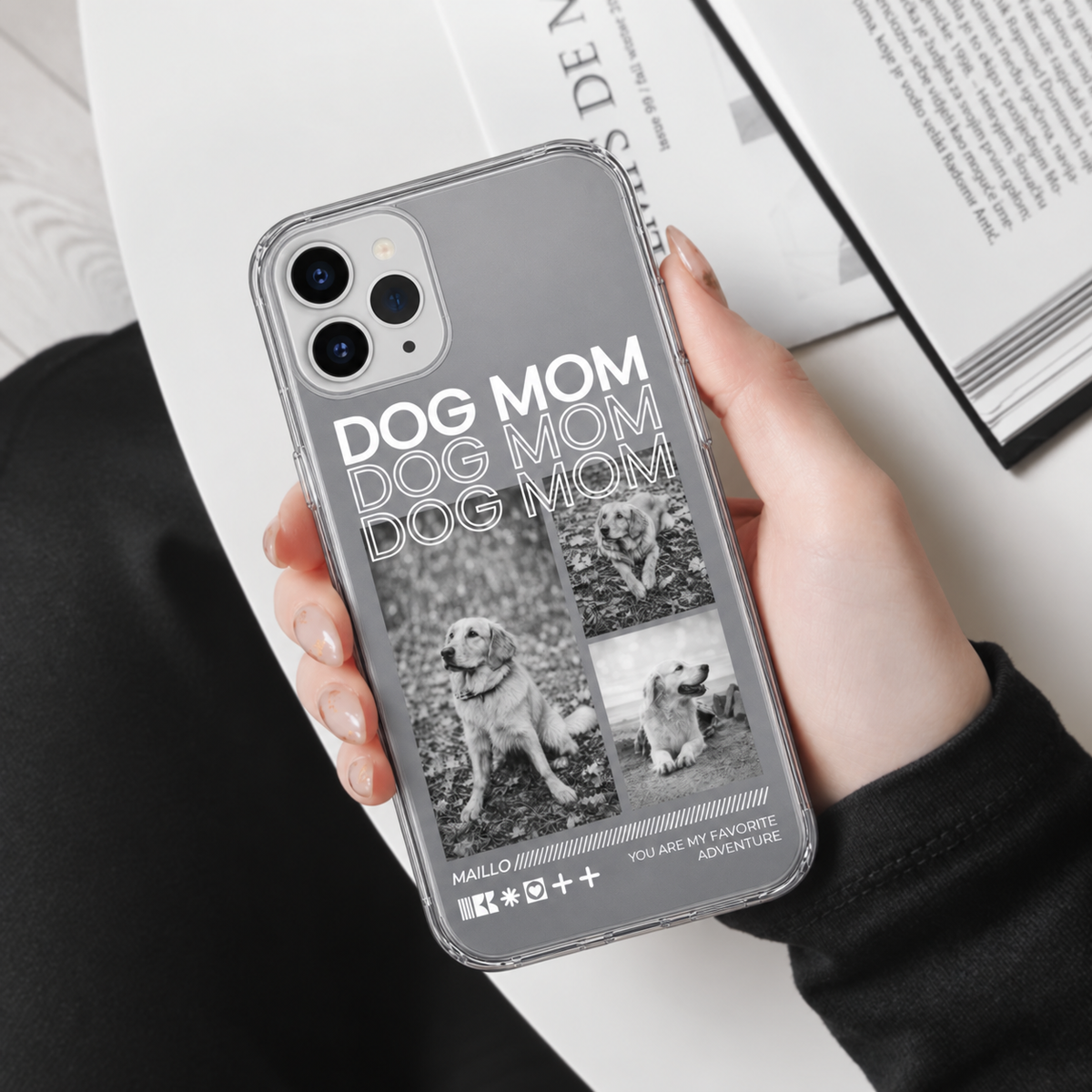 Funda de móvil con diseño gris, el texto "DOG MOM" y fotos de perros, material transparente.